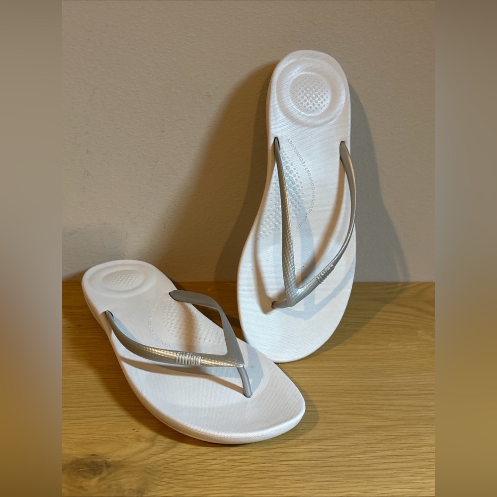 FitFlop IQUSHION ERGONOMIC FLIP-FLOPS Silver Size 10 Flops